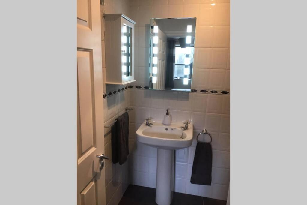 Waterfront Apartment Completely Refurbished Westport Extérieur photo