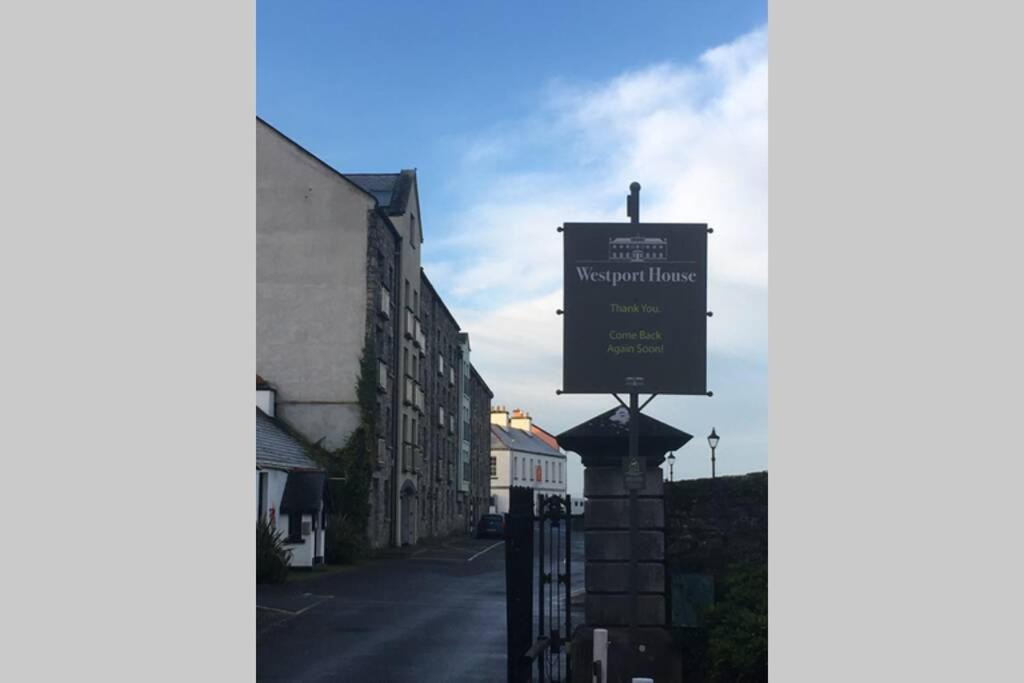 Waterfront Apartment Completely Refurbished Westport Extérieur photo